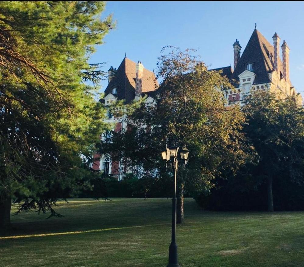 Un Appartement Dans Un Chateau Deauville Exterior foto
